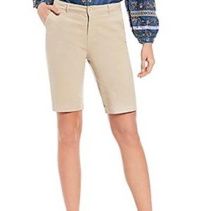 •Michael Kors Bermuda Khaki Shorts•